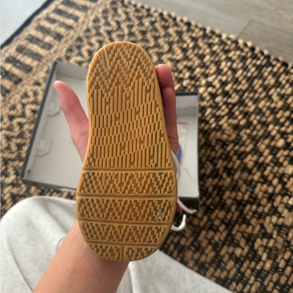 Kids basketball shoes